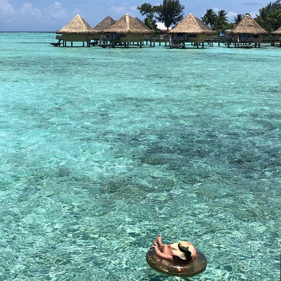 Meet your Posher, Jacquelyn 🖤 - Picture 3 of 4